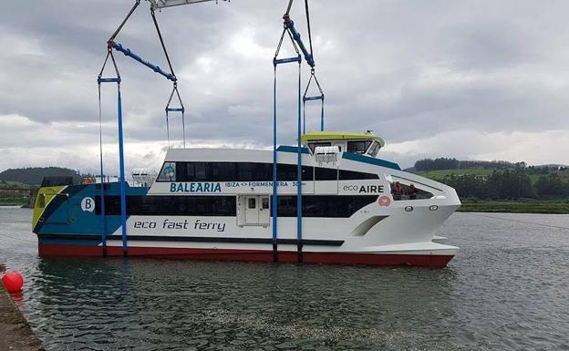 Gondán bota un catamarán para 350 personas