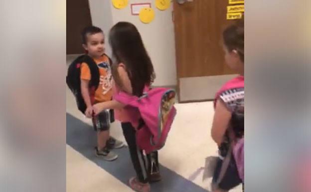 Facebook se rinde ante la afectiva técnica de esta profesora con sus pequeños alumnos