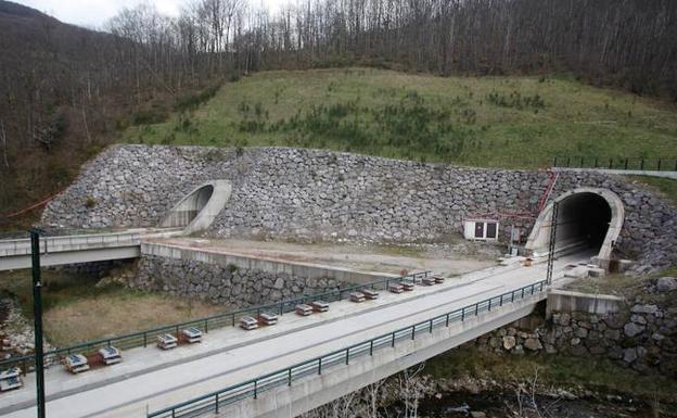 Principado y oposición urgen a Fomento a acelerar las obras para el Corredor Atlántico