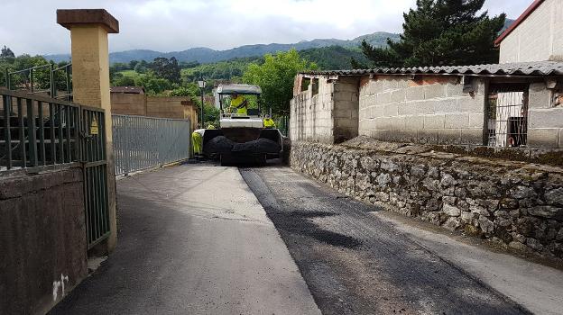 Peñamellera Baja pavimenta las calles de Panes y extenderá las obras a más pueblos