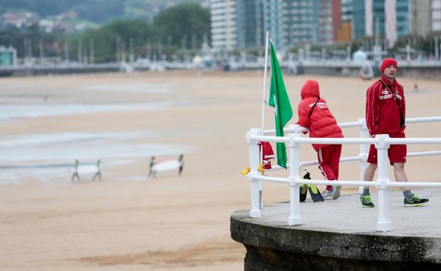 Los socorristas ya vigilan a diario las playas urbanas de Gijón