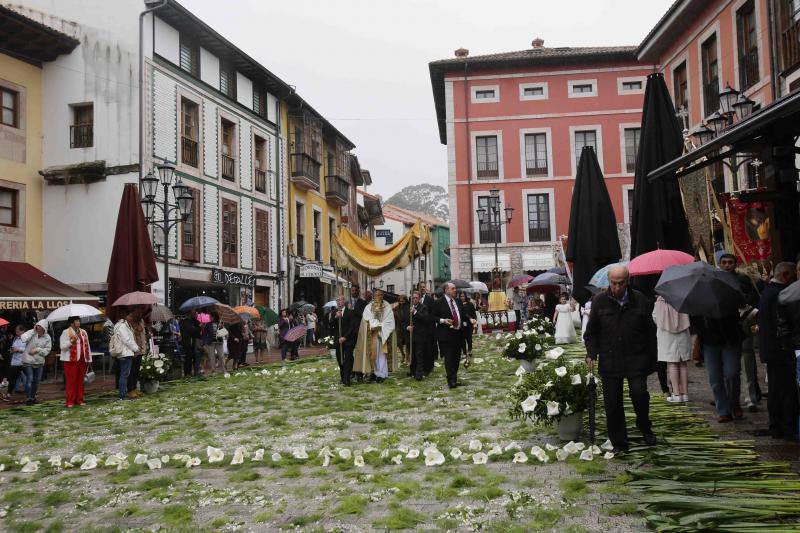 Llanes celebra el Corpus bajo la lluvia