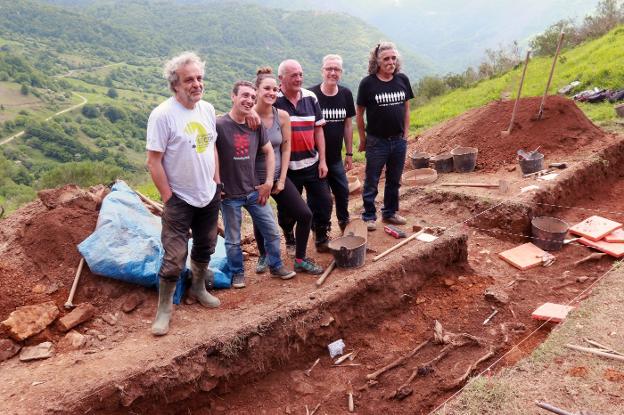 Hallan los primeros restos en una fosa común