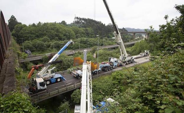 El vuelco de la descomunal pieza de un camión colapsa la A-8 más de seis horas