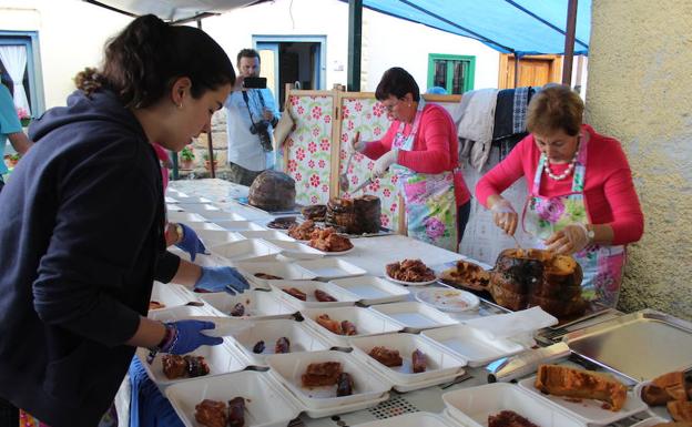 El Festival de la Boroña de Torazo reparte más de 400 raciones