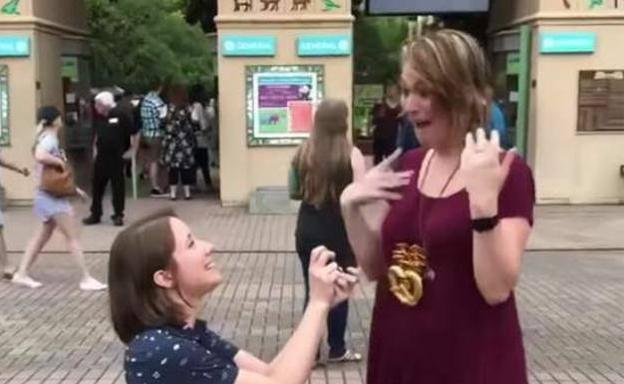Una pareja coincide al pedirse matrimonio y el vídeo se vuelve viral