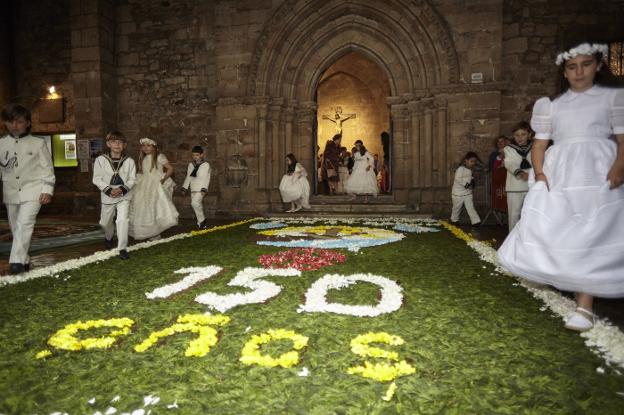 Domingo de pétalos y procesión