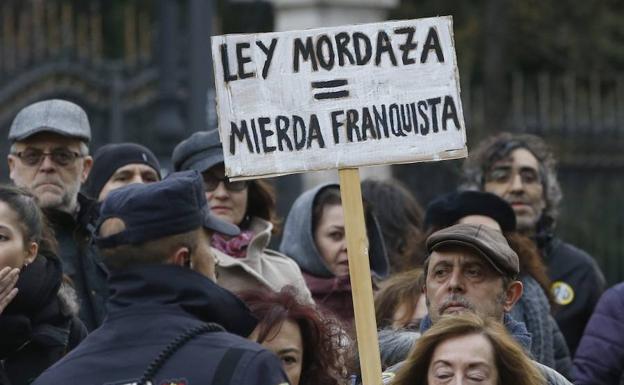 El nuevo Gobierno quiere derogar la 'ley mordaza' como primer gesto