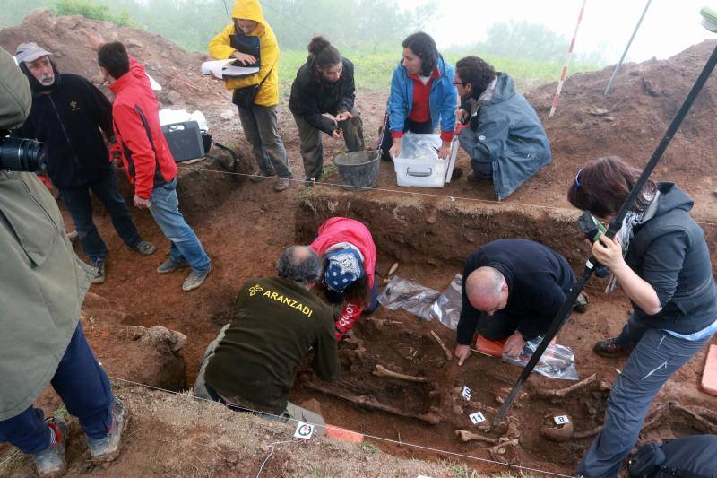Doce cuerpos y un anillo de oro, entre los restos de la fosa de Parasimón