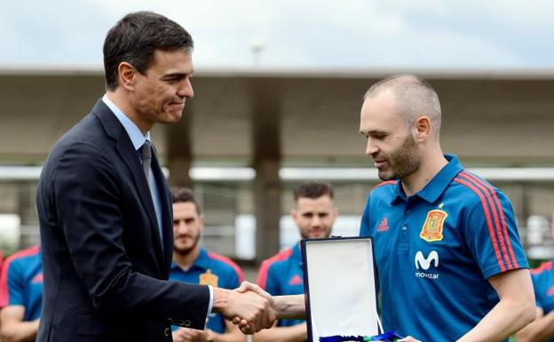 Iniesta, galardonado... por Pedro Sánchez