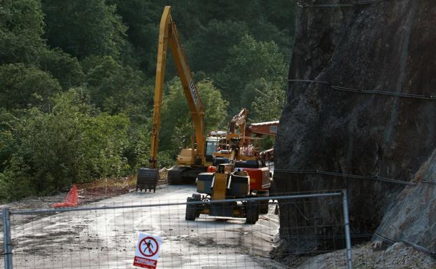 Los operarios despejan la carretera y retiran todas las rocas del argayo de Anzó