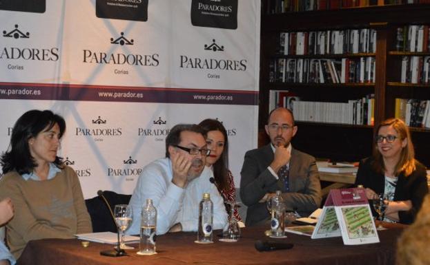 Premiado el libro 'El vino de Cangas', de Neto García del Castillo y Carolina Pelaz