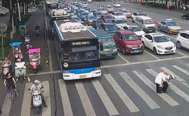 Conmovedor gesto de un policía chino para ayudar a cruzar a un anciano