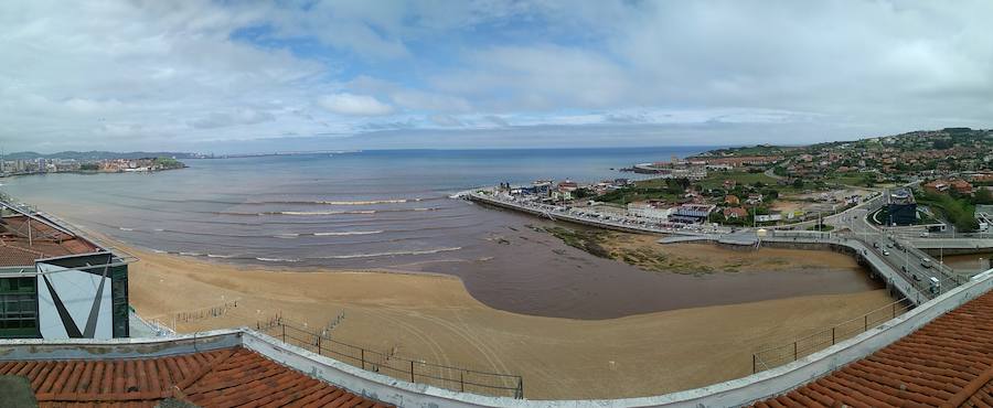 La aparición de ratas muertas y nuevas manchas en San Lorenzo obliga a cerrar la playa