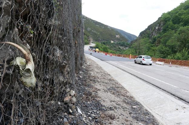 El alcalde de Caso critica la «deficiente seguridad» de la carretera del argayo