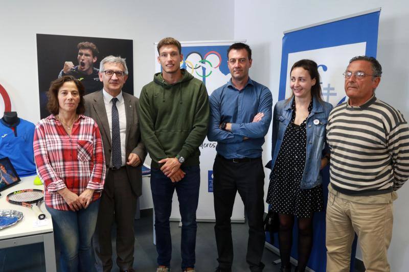 Pablo Careño dona al Museo del Deporte de Mieres la raqueta y la camiseta con las que ganó en Winston Salem