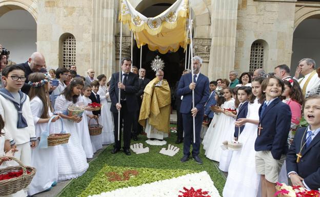 Dos alfombras florales para recibir al Corpus