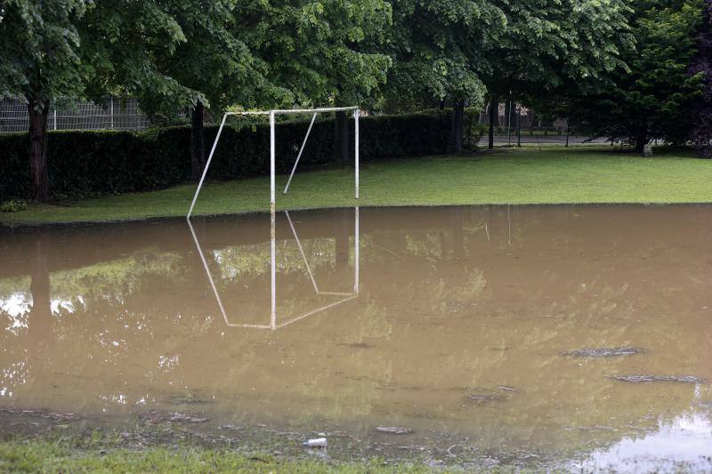 La tromba de agua anegó zonas de Deva