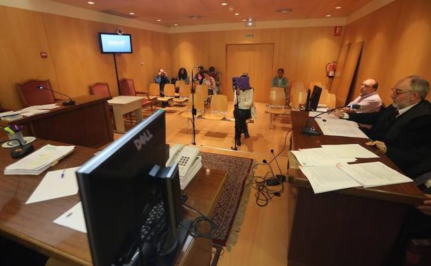 «Ni le pegué ni la insulté, solo fui a por mi hijo porque llevaba en una sidrería seis horas y su madre estaba bebida»