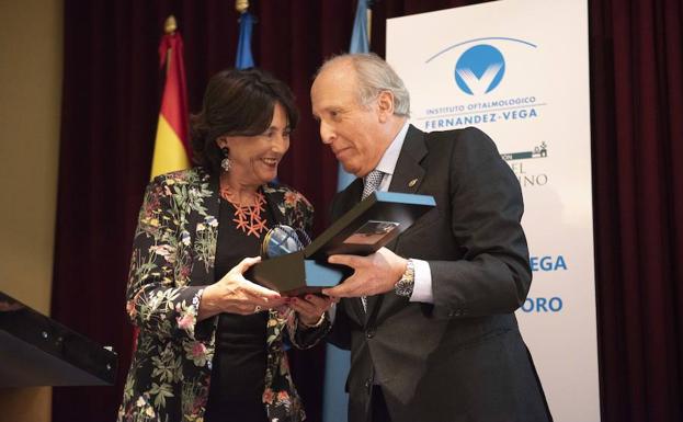 El Instituto Fernández-Vega entrega su medalla de oro a la Fundación Rafael del Pino