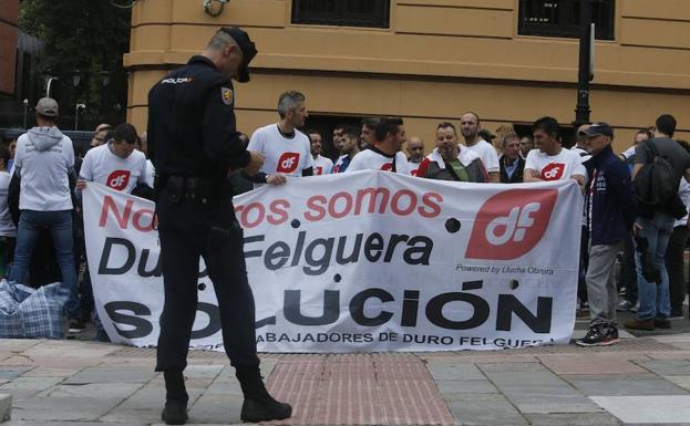 Concentración de los trabajadores de Duro: «Queremos ponerle cara a este conflicto»