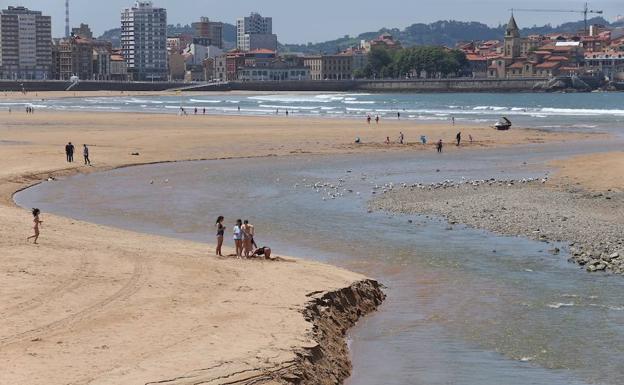 Los últimos análisis de las aguas de las playas de Gijón dan una calificación de «excelente»