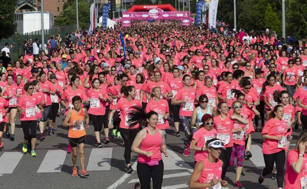 La marea rosa inunda Gijón en su lucha contra el cáncer