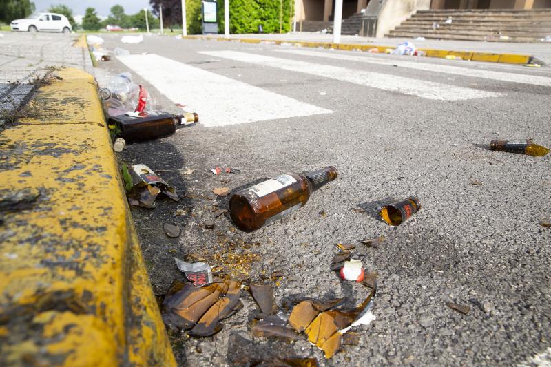 Restos de botellón en el campus de Gijón