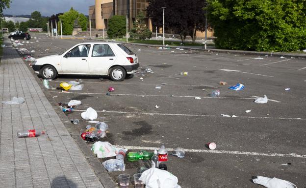 Emulsa señala que la limpieza del 'botellón' en el campus compete a la Universidad