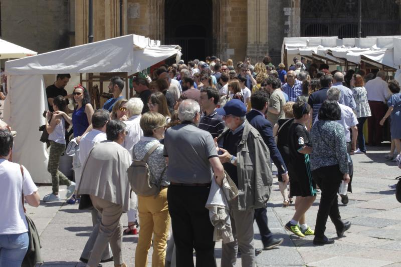 Mercado de artesanía en la Catedral de Oviedo