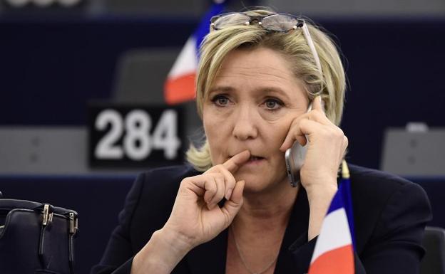 Le Pen deberá devolver a la Eurocámara 300.000 euros cobrados de forma irregular