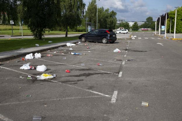 La organización de las fiestas de Castiello limpiará los restos del botellón