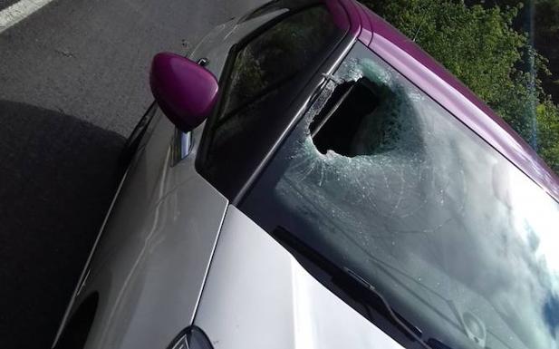 Una gran piedra atraviesa la luna del coche de una mujer cuando circulaba por Amieva
