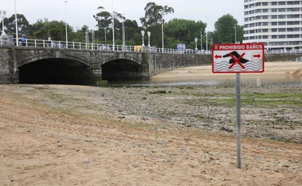 El Ayuntamiento de Gijón prohíbe los baños en la desembocadura del Piles