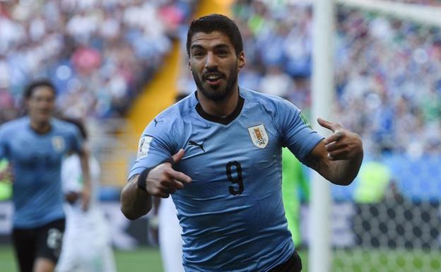 Luis Suárez acepta el regalo