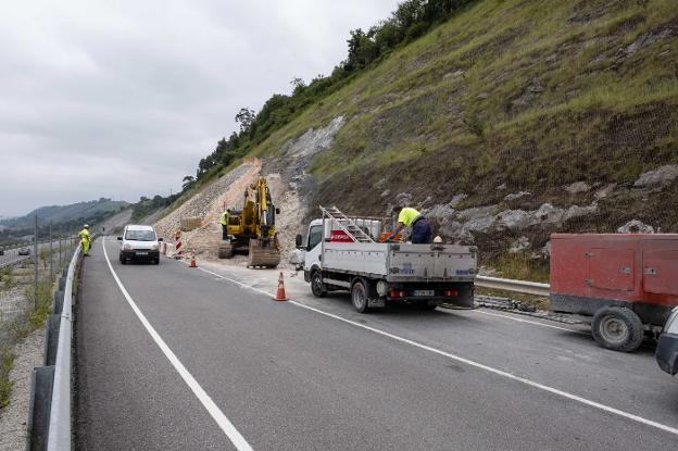 Un nuevo argayo prolonga las obras de estabilización de la ladera de Villasola
