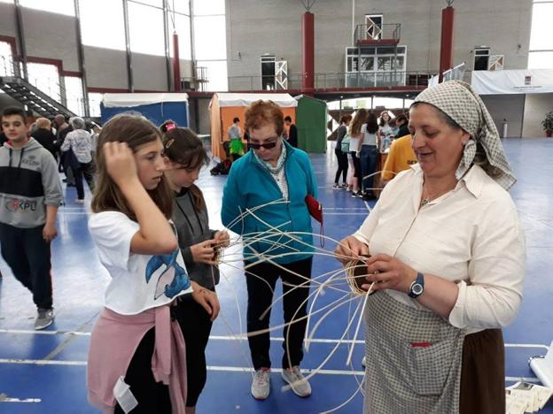 Los abuelos enseñan tradiciones