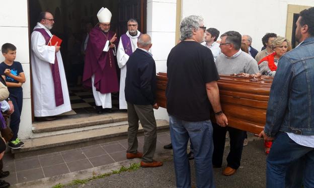 Multitudinaria despedida al párroco de Perlora