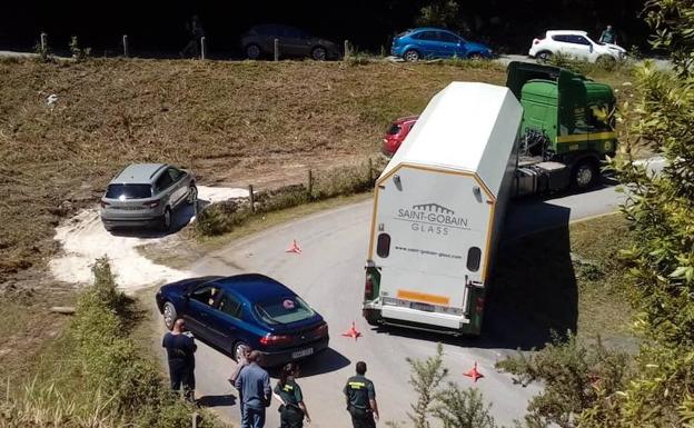 Un camión atascado complica el acceso a la playa de La Franca