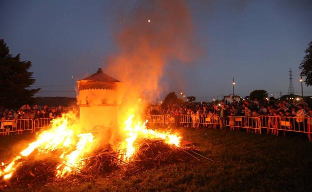 Las hogueras de San Juan prenden en la comarca