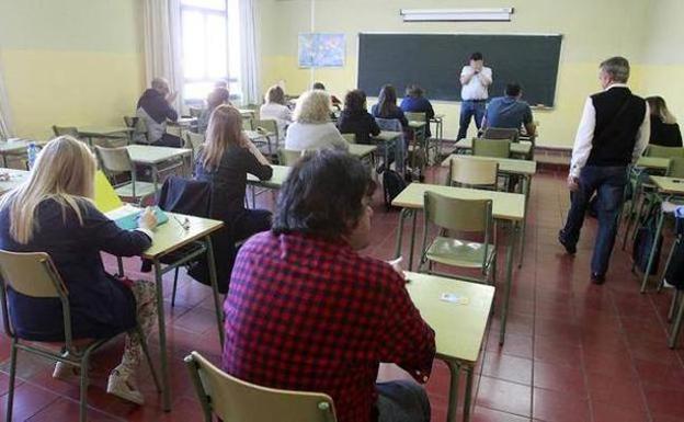 Una opositora de Educación, obligada a hacer el examen con su bebé en brazos