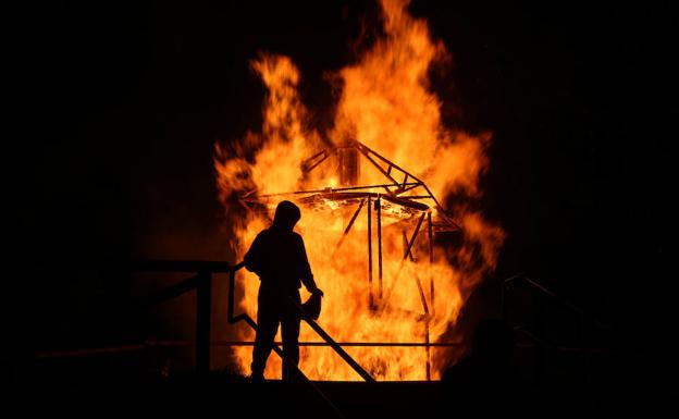 Sufre quemaduras graves en la mitad del cuerpo al caer dentro de una hoguera en Avilés