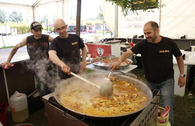 Paellada y cien kilos de cordero para festejar San Juan