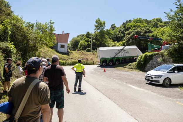 Un camión queda atascado en el acceso a la playa de La Franca, en Ribadedeva
