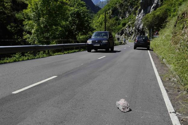 Los vecinos urgen una solución a la caída de rocas en la carretera a Beleño