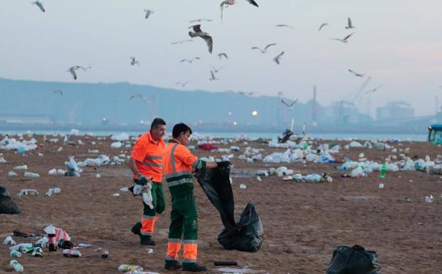 Toneladas de basura se extienden por la playa de Poniente