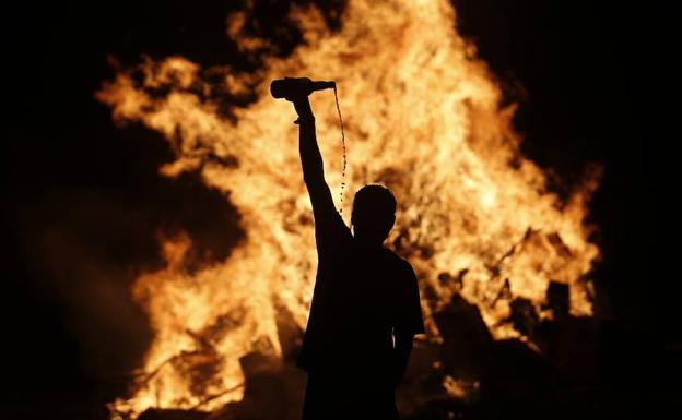 Una multitud baila al ritmo del fuego de Mareo a Poniente