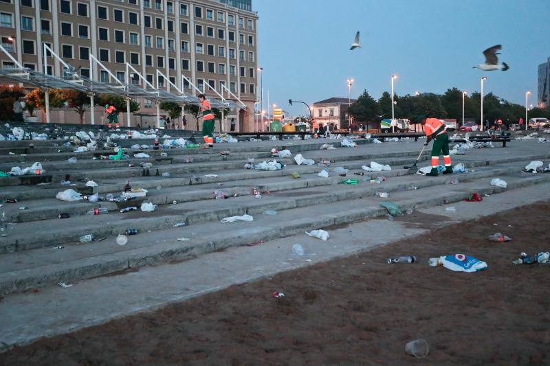 Toneladas de basura se acumulan en la playa de Poniente tras la noche de San Juan