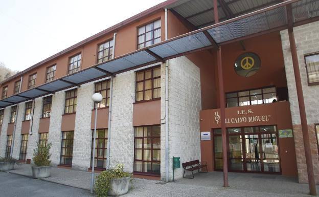 Educación se reúne con padres de los alumnos del profesor de Blimea investigado por insultos