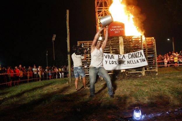 La foguera de Trasona dejó cinco heridos en 2017